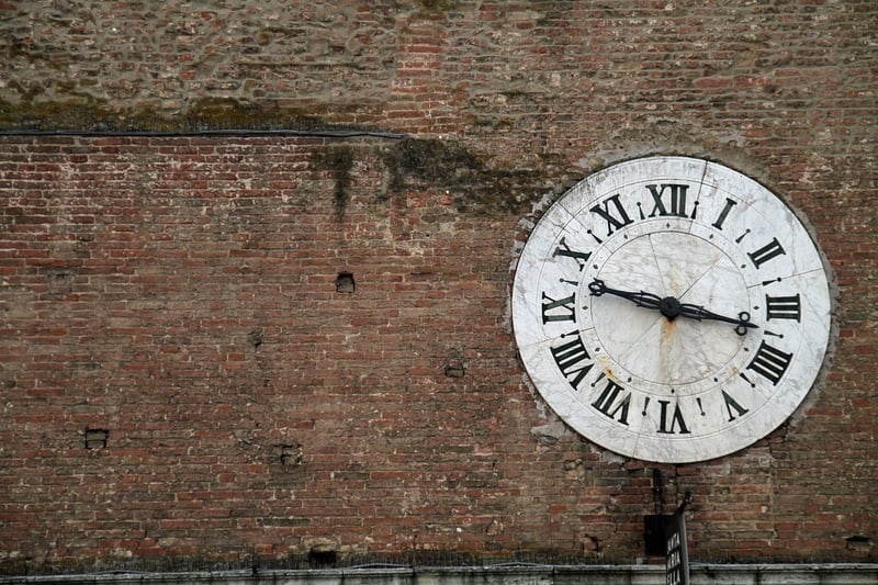 Découvrez les tendances horloge mural salon à ne pas manquer en 2026