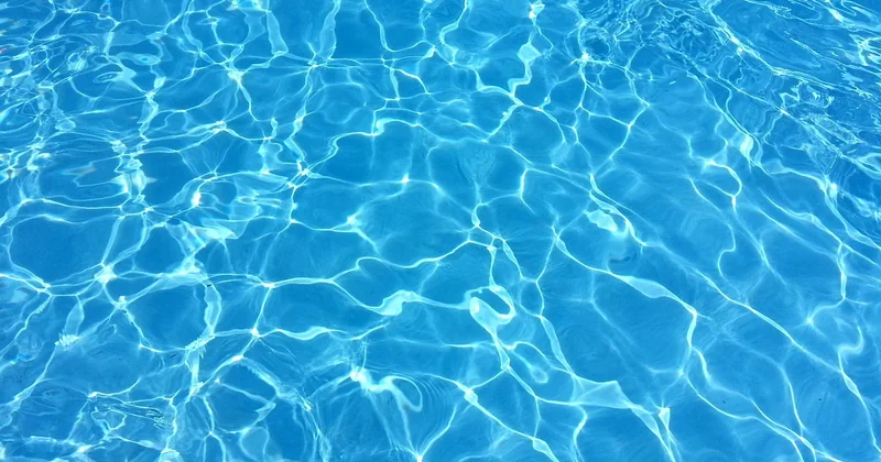 Bois, composite, canisse ou PVC : quel matériau choisir pour habiller une piscine hors sol ?