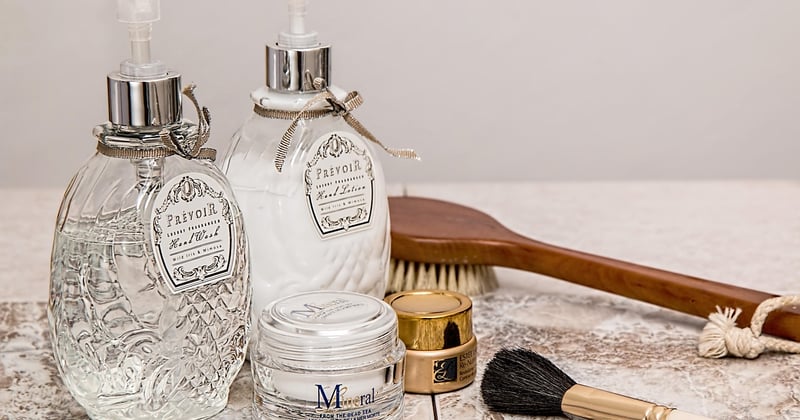 Vers noirs toilettes : causes reelles et solutions efficaces