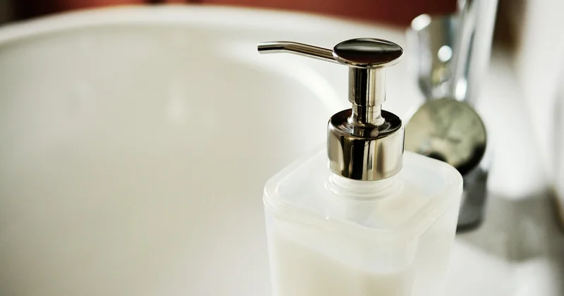Combien de spots pour une salle de bain ? La règle que j'applique