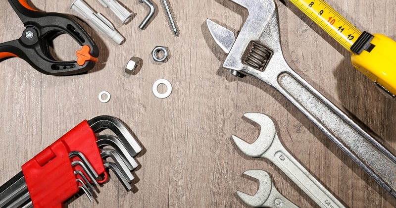 Dévisser sens : comment retirer une vis dans le bon sens