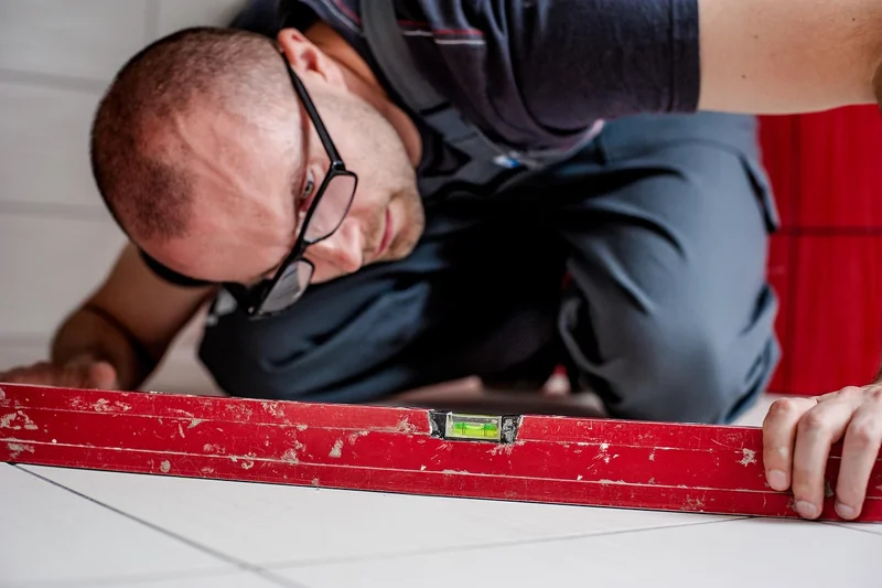 Étape par étape : comment réparer un éclat de carrelage